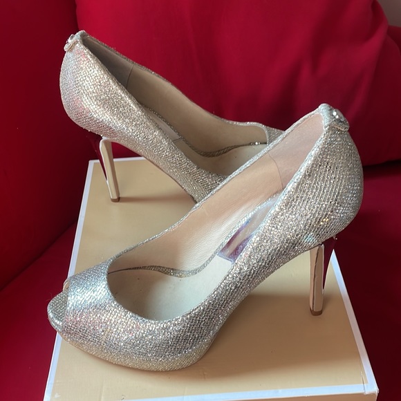 Silver MK heels - Picture 4 of 4